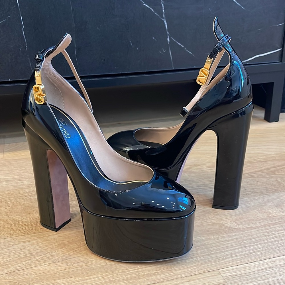 NWT Valentino Garavani Platform Pumps